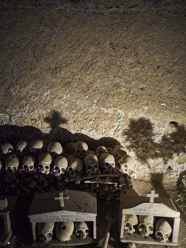 Breve viaggio all’Averno | Cimitero delle Fontanelle